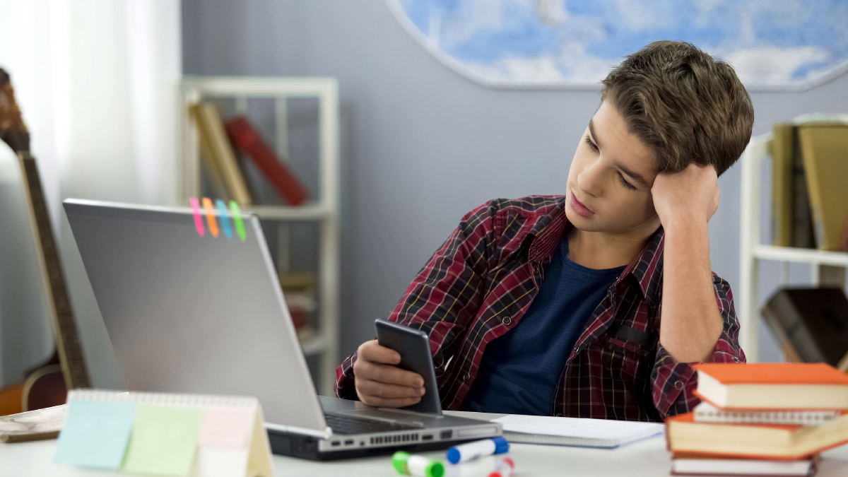 TEKNOLOJİ KUNDAĞINDAKİ GENÇLİK